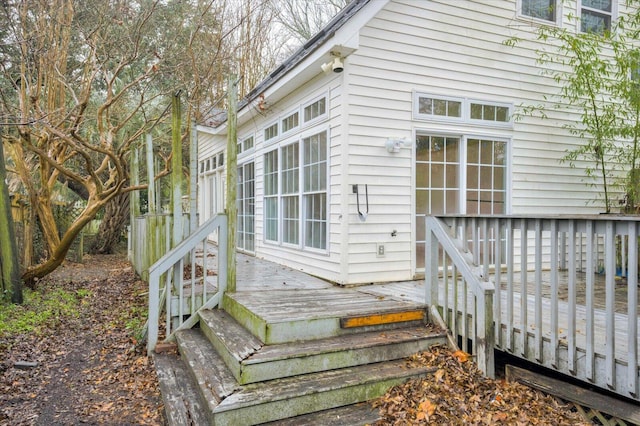 property entrance featuring a wooden deck