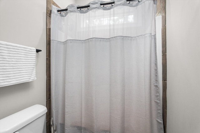 552 River Oaks Ln, Evans, GA 30809 - bathroom featuring toilet and a shower with curtain