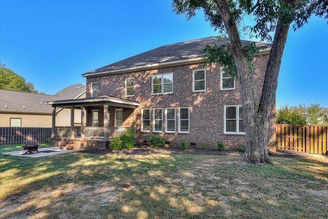 view of front of property featuring a front yard and a fire pit