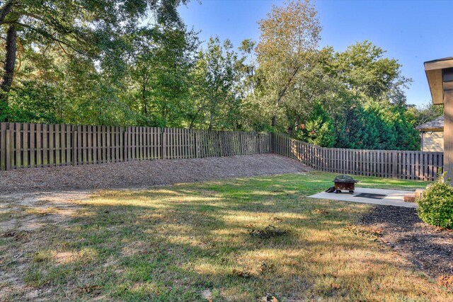 view of yard with a fire pit