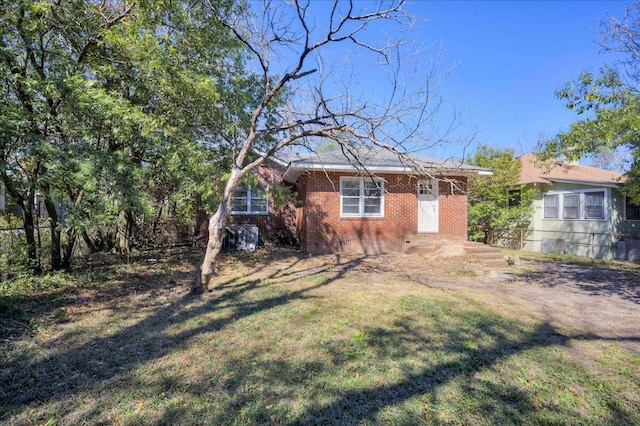 view of front of home with brick siding and a front lawn