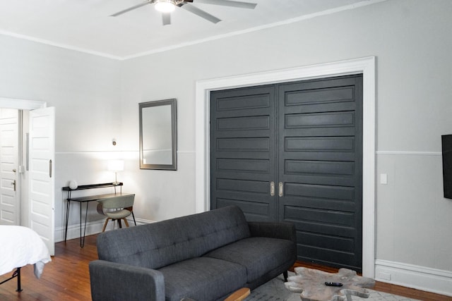 living room featuring crown molding, ceiling fan, and dark hardwood / wood-style flooring