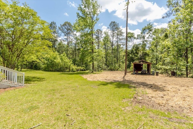view of yard with an outbuilding