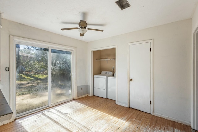 laundry area featuring ceiling fan, independent washer and dryer, and light hardwood / wood-style floors