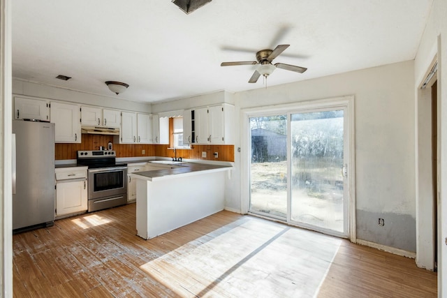 kitchen featuring white cabinetry, sink, kitchen peninsula, stainless steel appliances, and light hardwood / wood-style flooring