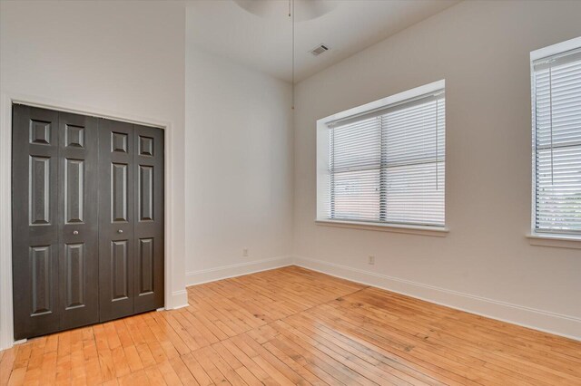 unfurnished room featuring light wood-type flooring and ceiling fan