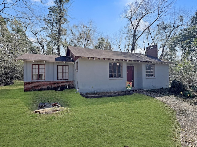 ranch-style home featuring a front lawn