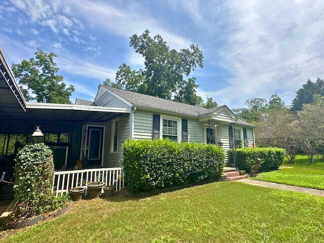 view of front of property featuring a porch and a front lawn