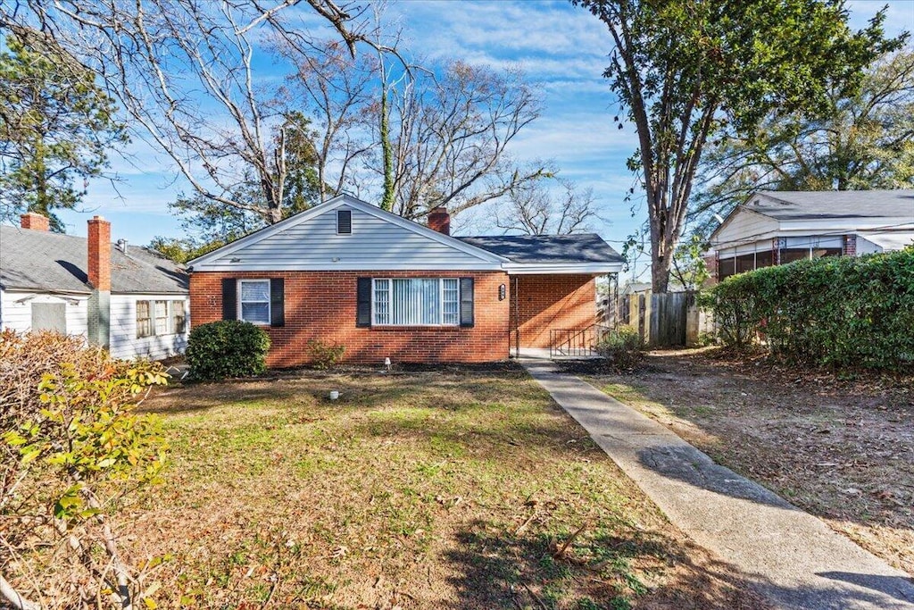 view of front of house featuring a front lawn