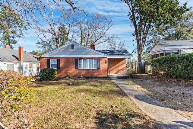 view of front of house featuring a front lawn