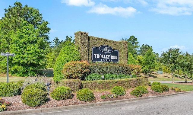 view of community / neighborhood sign