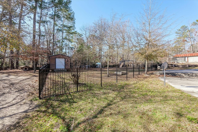 view of yard featuring a shed