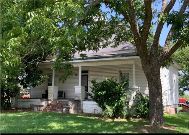 view of front of home with a front lawn and a porch