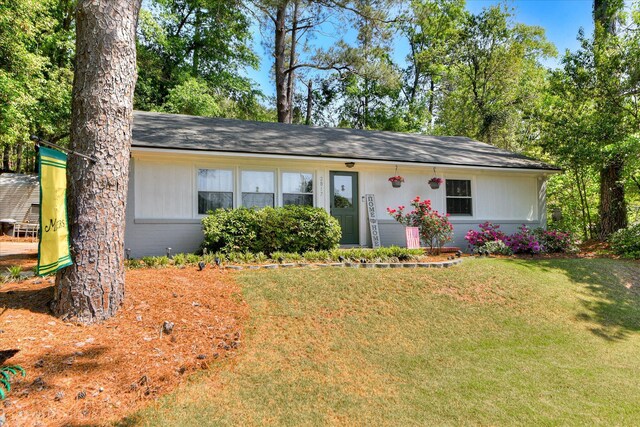 ranch-style house with a front yard