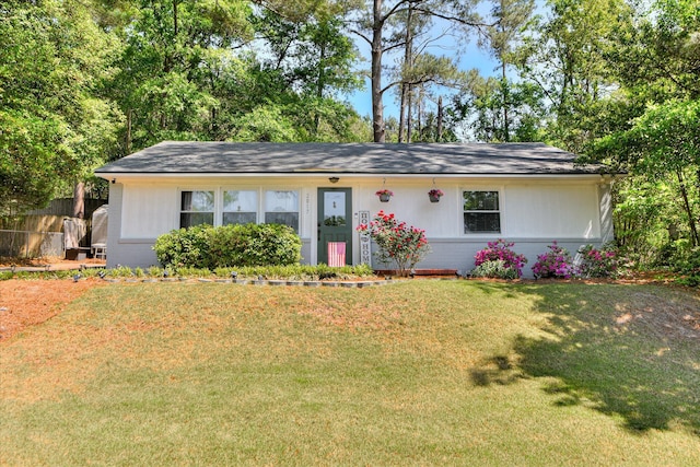 ranch-style home featuring a front yard