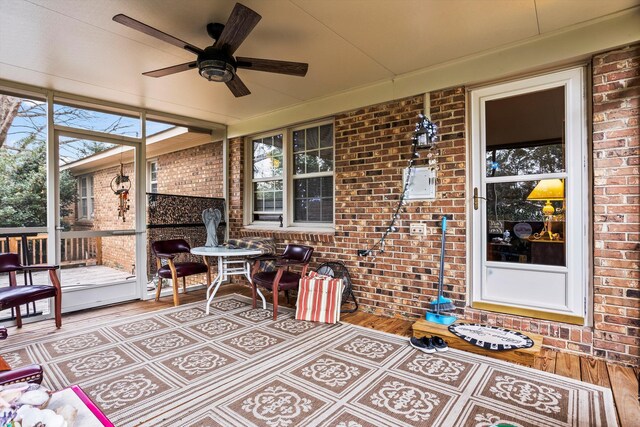 sunroom with ceiling fan