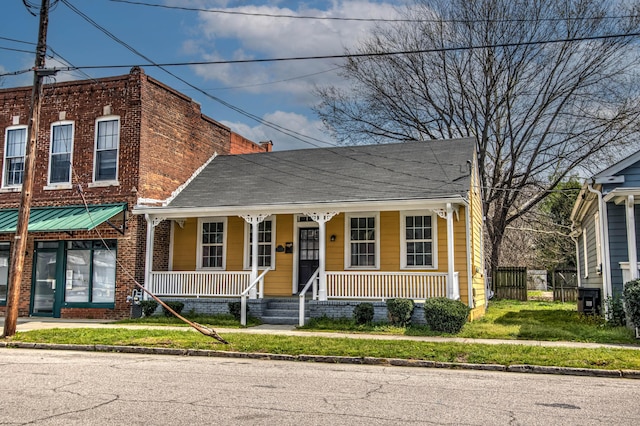 view of front facade featuring a front lawn and a porch