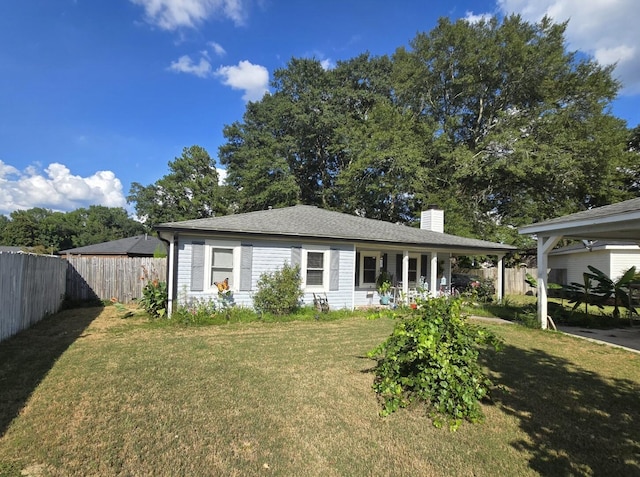 ranch-style home featuring a front lawn