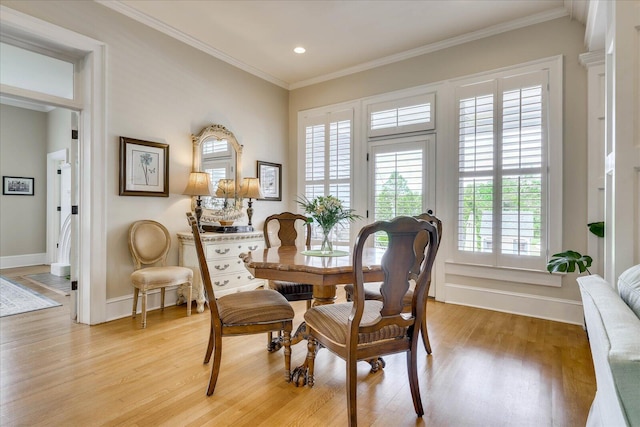 dining area featuring recessed lighting, light wood-style flooring, baseboards, and crown molding