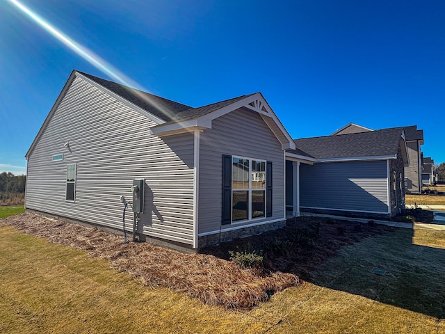 view of side of property featuring a yard