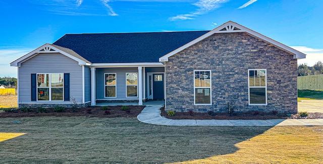 craftsman house featuring a front lawn