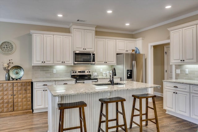 186 Tara Dr, Mccormick, SC 29835 - kitchen with light wood-type flooring, appliances with stainless steel finishes, a sink, and a kitchen bar