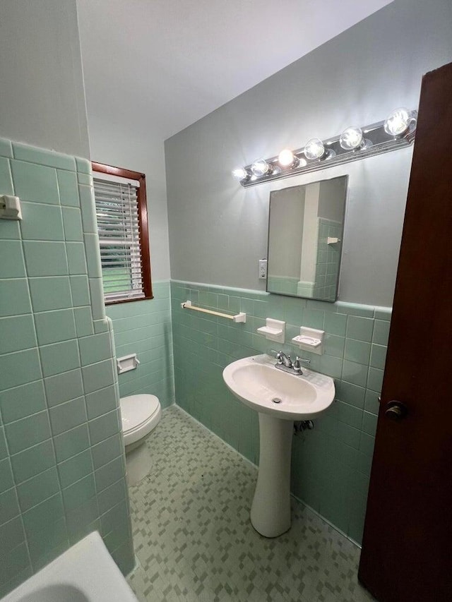 202 Hillview Dr, Graniteville, SC 29829 - full bath featuring tile walls, a wainscoted wall, a tub to relax in, and tile patterned floors