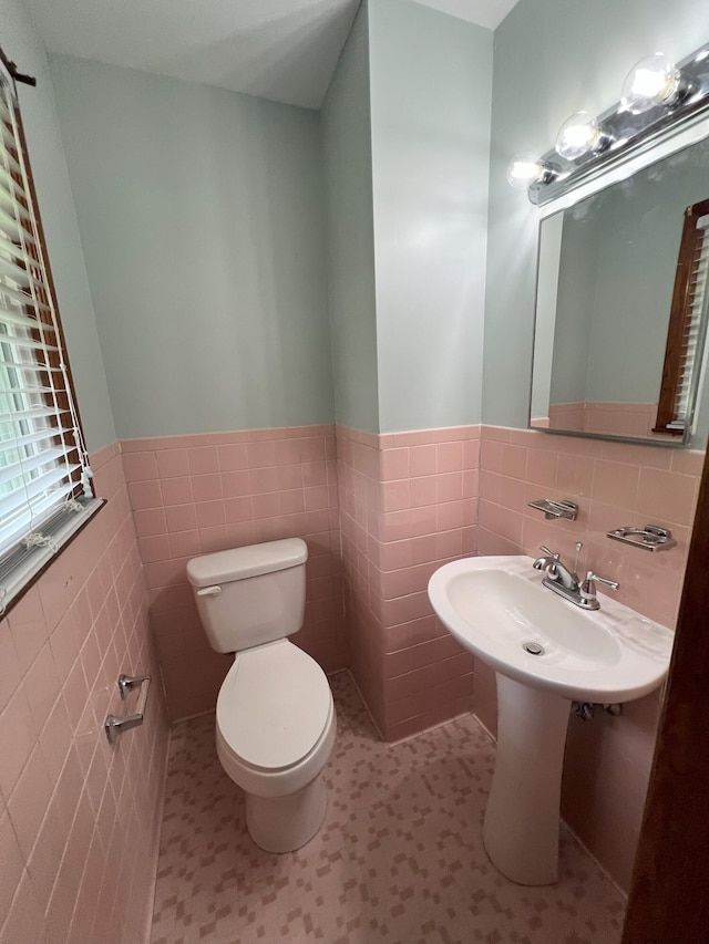 202 Hillview Dr, Graniteville, SC 29829 - bathroom with tile walls and a wainscoted wall