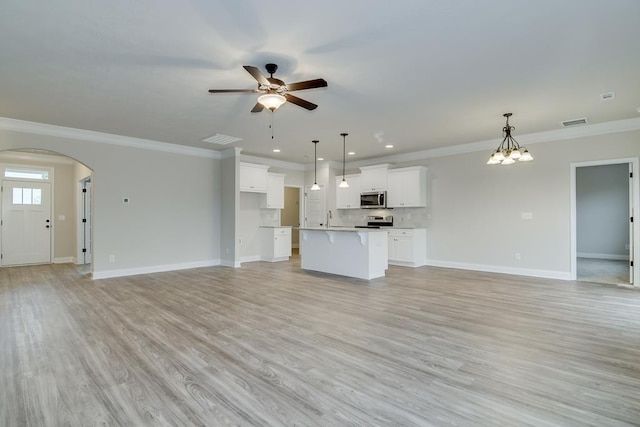 unfurnished living room with crown molding, sink, light hardwood / wood-style floors, and ceiling fan with notable chandelier