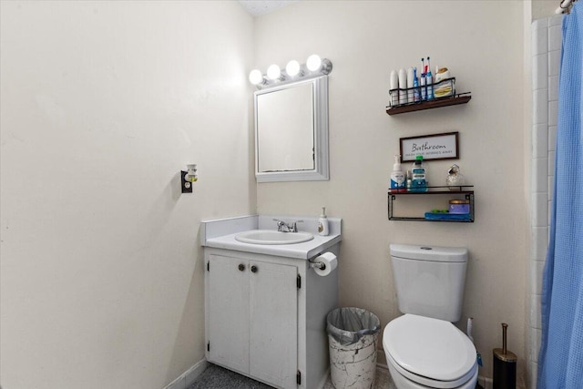 bathroom featuring a shower with curtain, vanity, and toilet