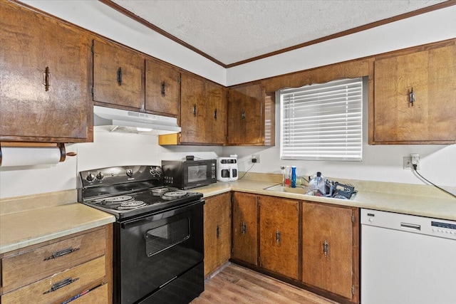 kitchen featuring a textured ceiling, crown molding, sink, black appliances, and light hardwood / wood-style flooring