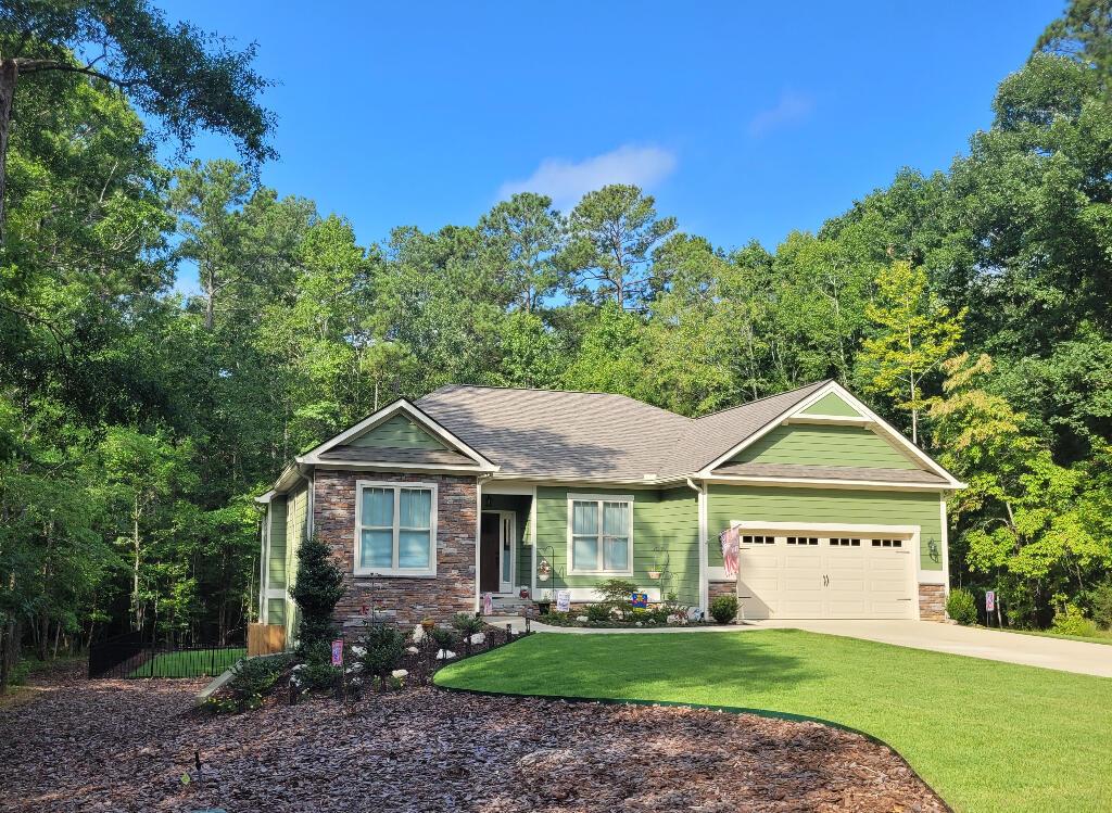 view of front of house featuring a garage and a front yard