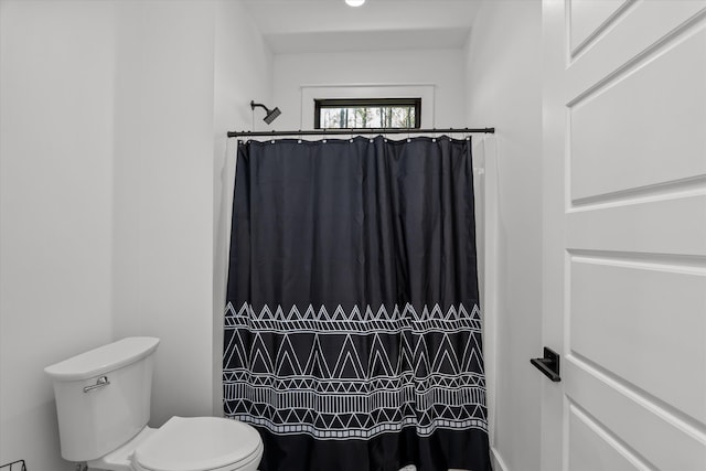 full bathroom featuring curtained shower and toilet