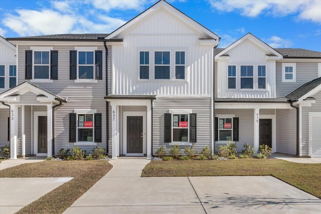 view of front of property with a front lawn