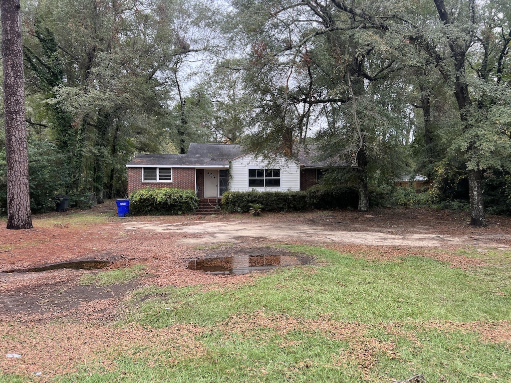 ranch-style house featuring a front yard