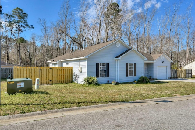 view of front of house with an attached garage, driveway, fence, and a front yard