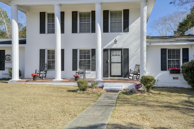 view of front of property featuring a front lawn and covered porch