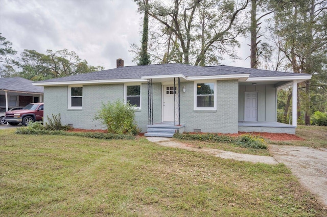 ranch-style home featuring a front lawn