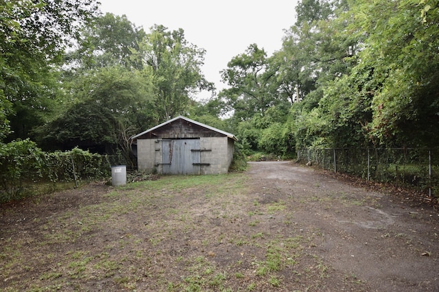 view of yard with a shed