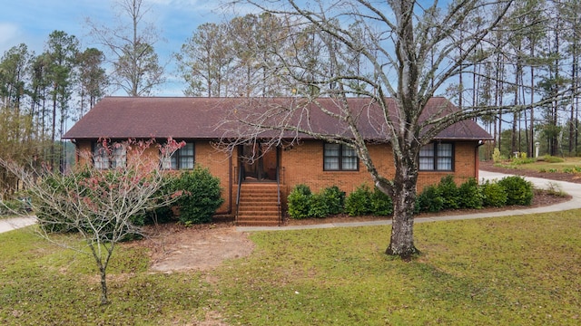 single story home with a front lawn