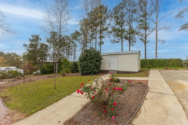 view of yard with an outdoor structure