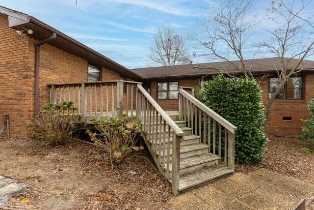 property entrance featuring a deck