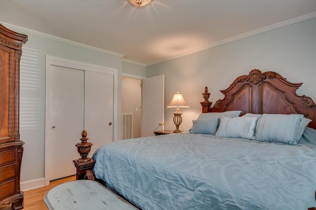 413 Park Dr, Waynesboro, GA 30830 - bedroom with crown molding, visible vents, light wood-type flooring, and a closet