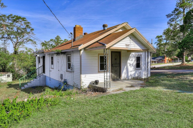 view of front of home with a front yard