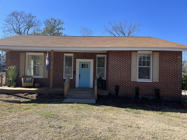 view of front facade with a front yard