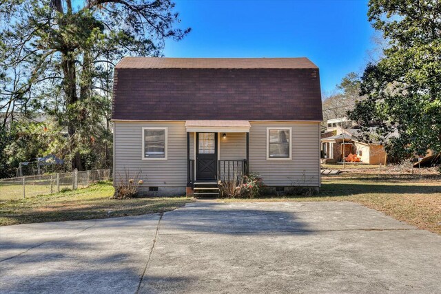 view of front of house with a front yard