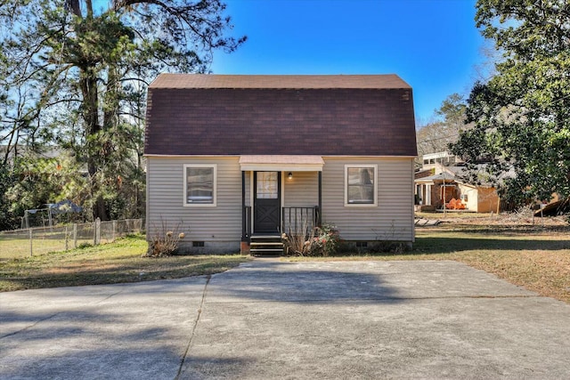 bungalow featuring a front lawn