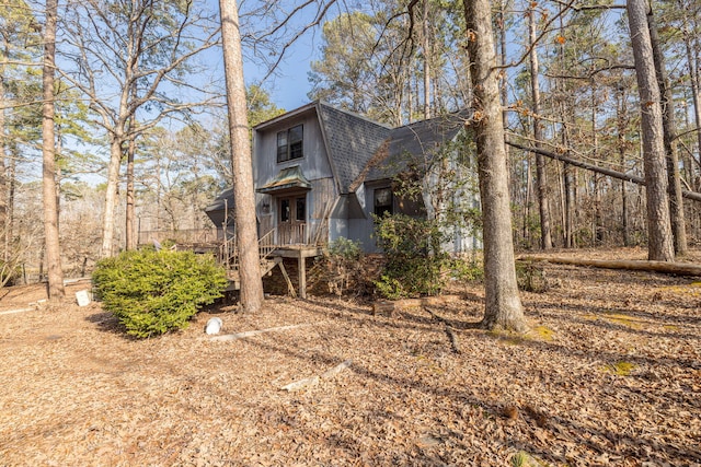 view of front of property with a shingled roof and a gambrel roof