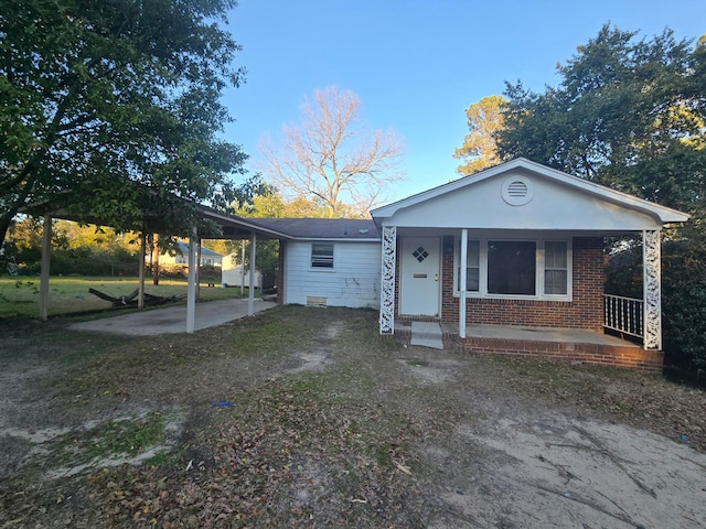 view of front of house with covered porch and a front lawn