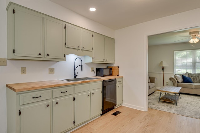 kitchen featuring black appliances, a sink, light wood-style floors, ceiling fan, and recessed lighting